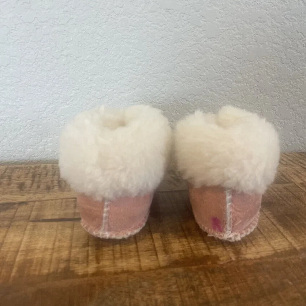 Minnetonka Moccasins Pink Lambs Wool Suede BOOTIES BOOTS Size 5 Infant READ FLAW